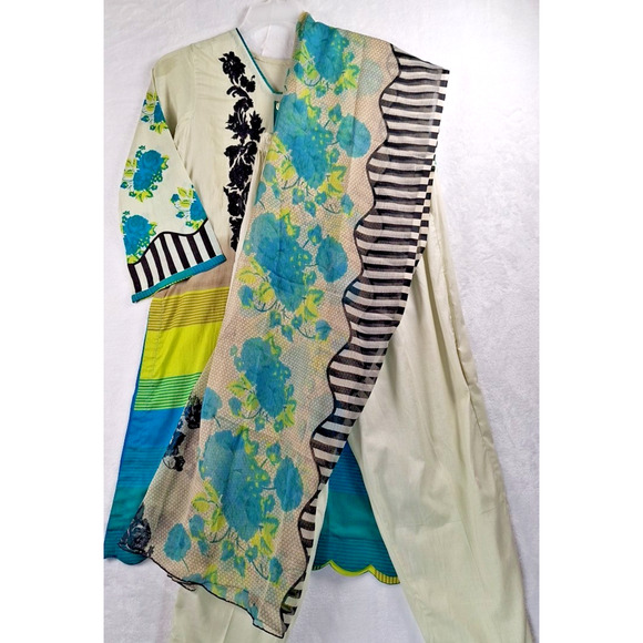 Charizma Embroidered Lawn Collection D#12-B 3-Piece Size XS - Picture 5 of 6